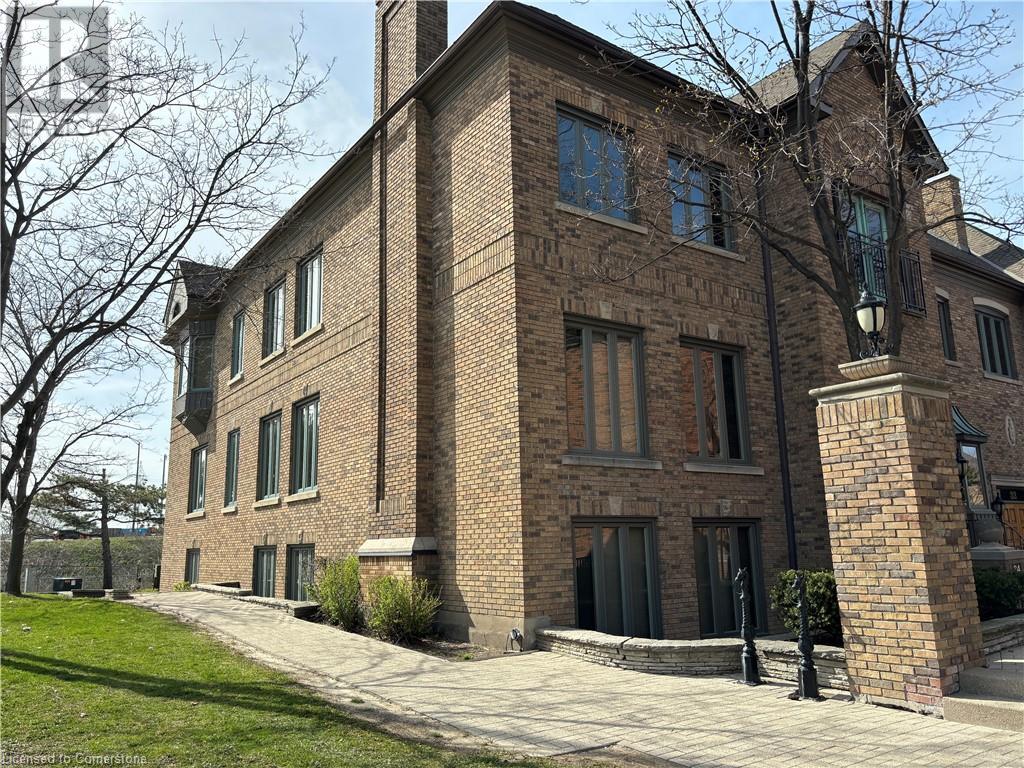 34 VILLAGE CENTRE PLACE Place Unit# 100