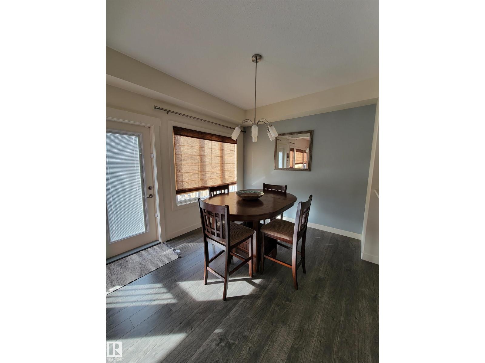 722 Charlesworth WY SW