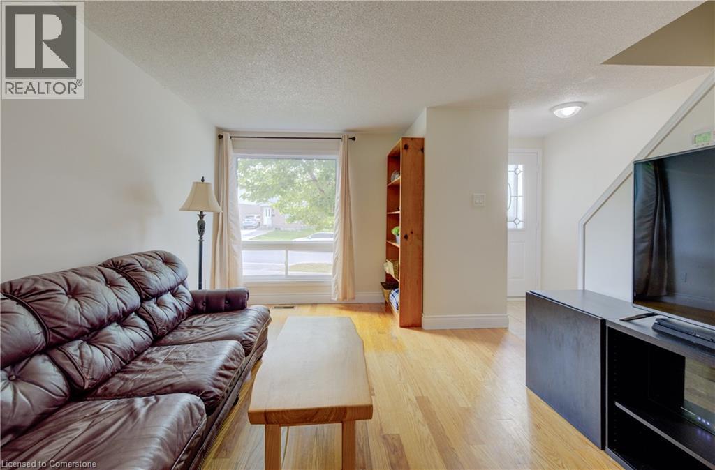 4 TROY Crescent