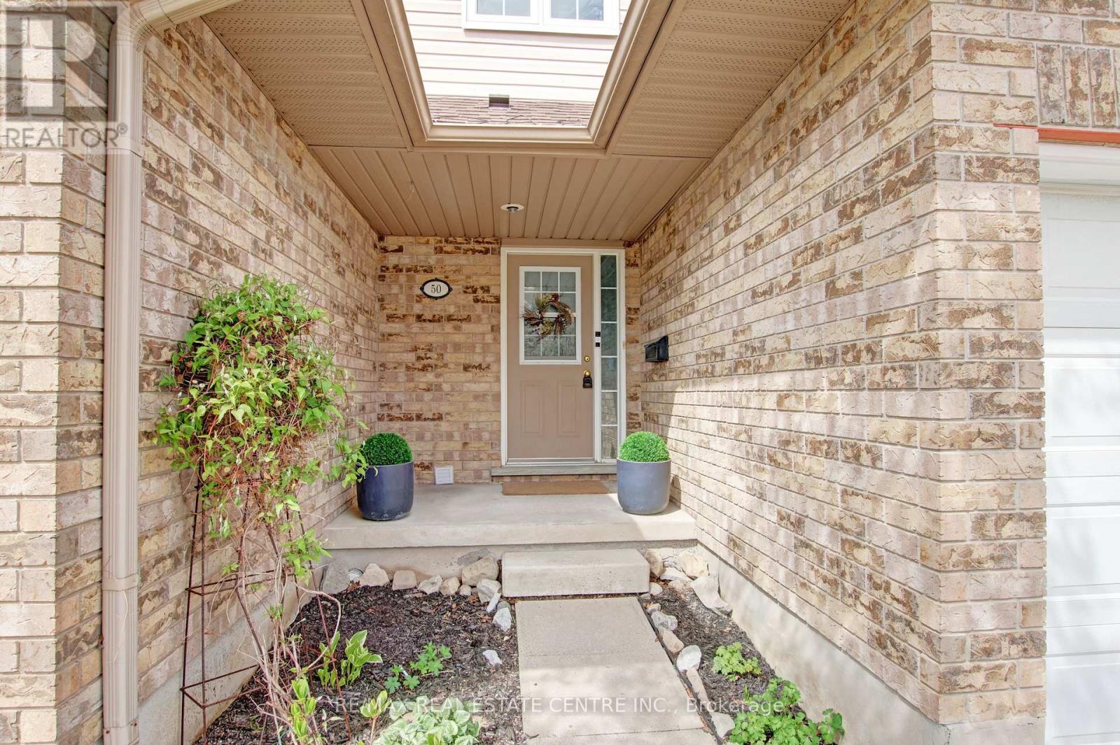 50 - 31 SCHRODER CRESCENT