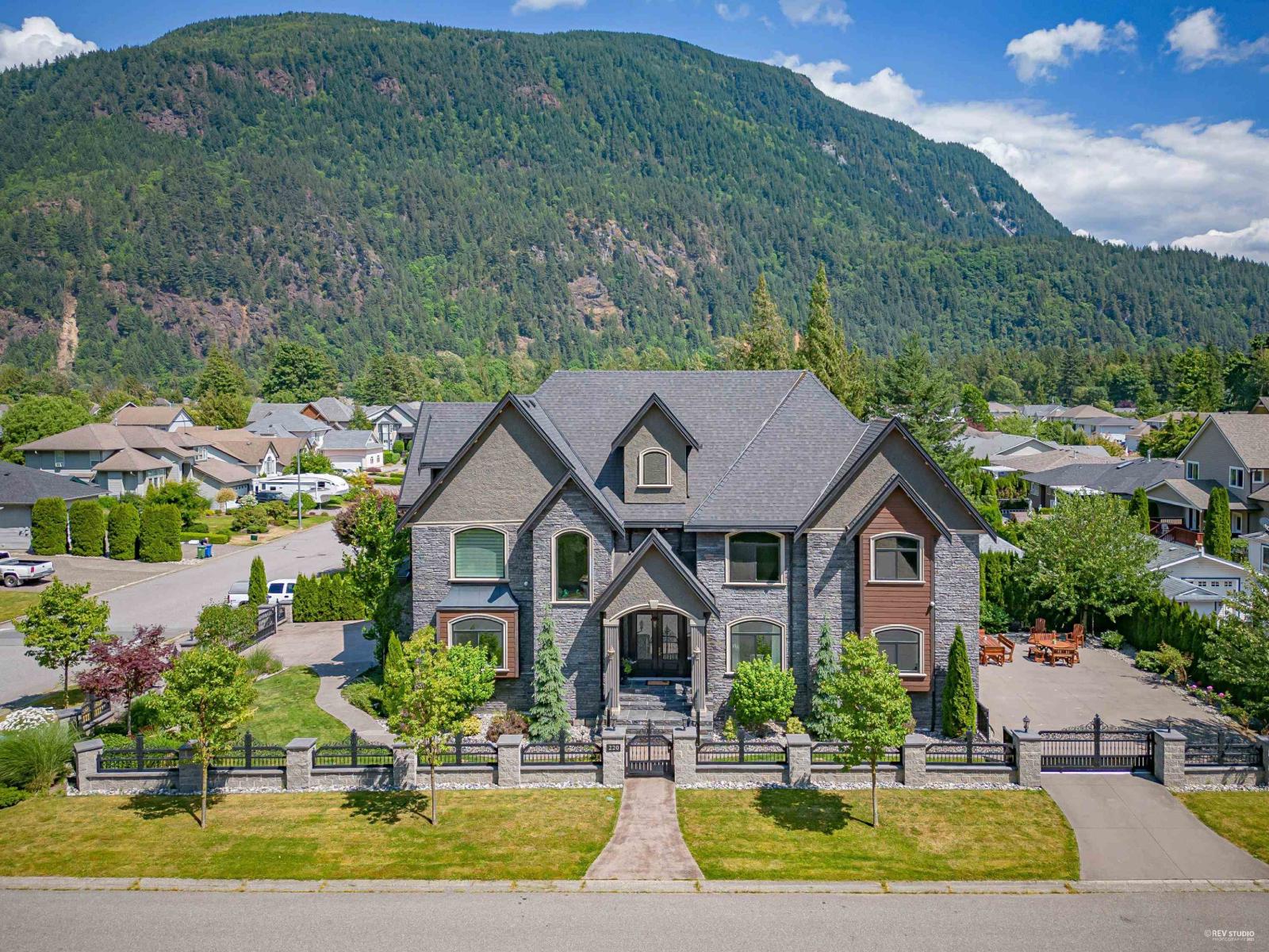 220 BALSAM AVENUE|Harrison Hot Springs