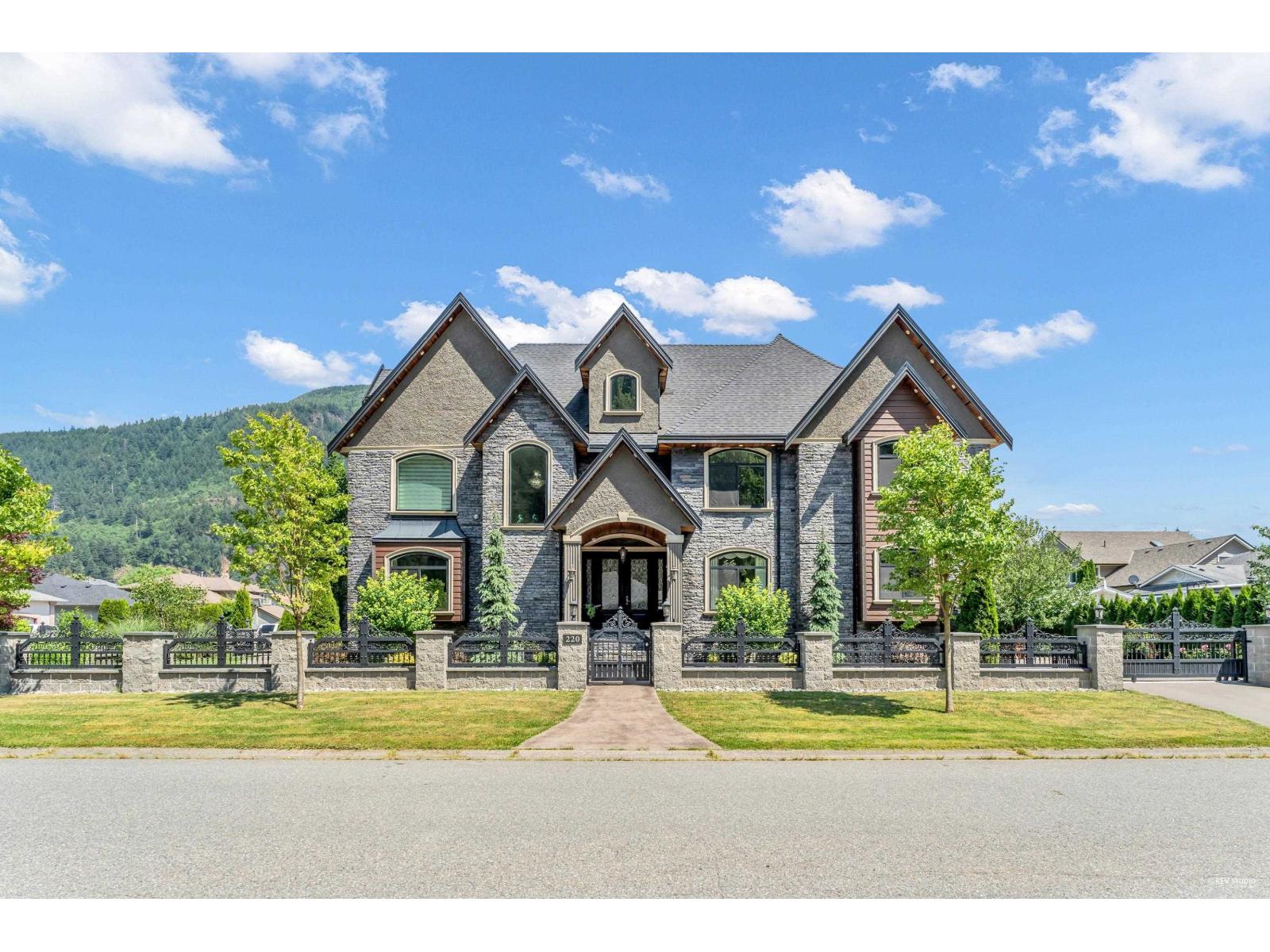 220 BALSAM AVENUE|Harrison Hot Springs