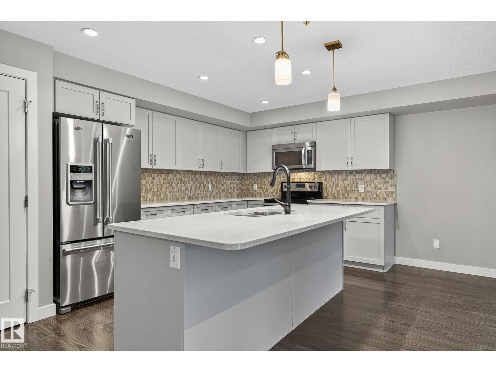 #102 5029 EDGEMONT BV NW