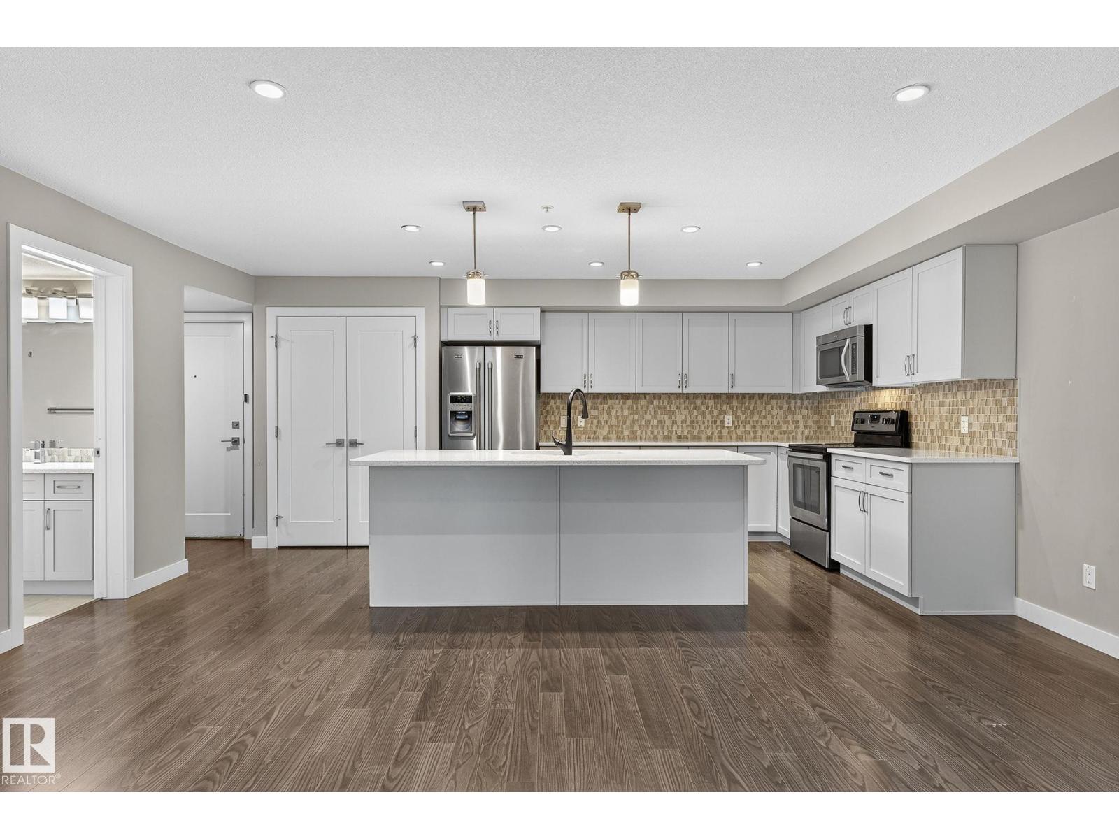 #102 5029 EDGEMONT BV NW