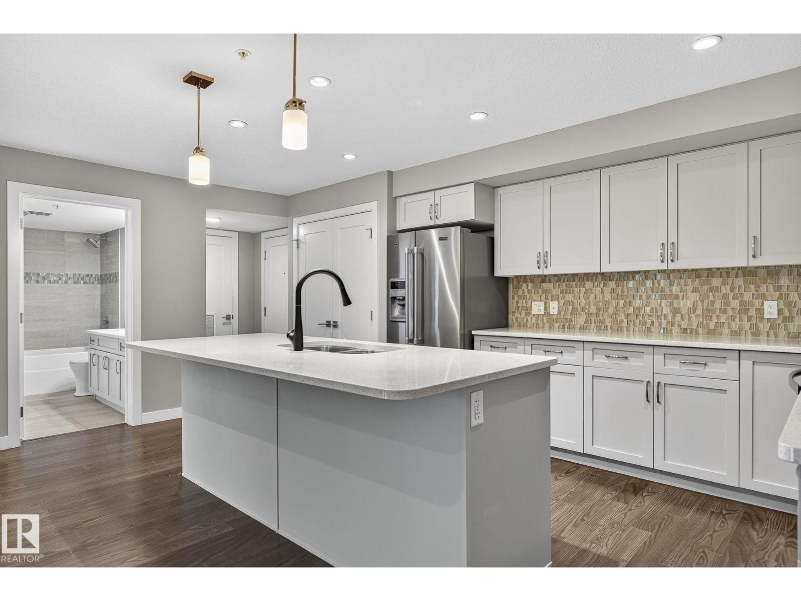 #102 5029 EDGEMONT BV NW