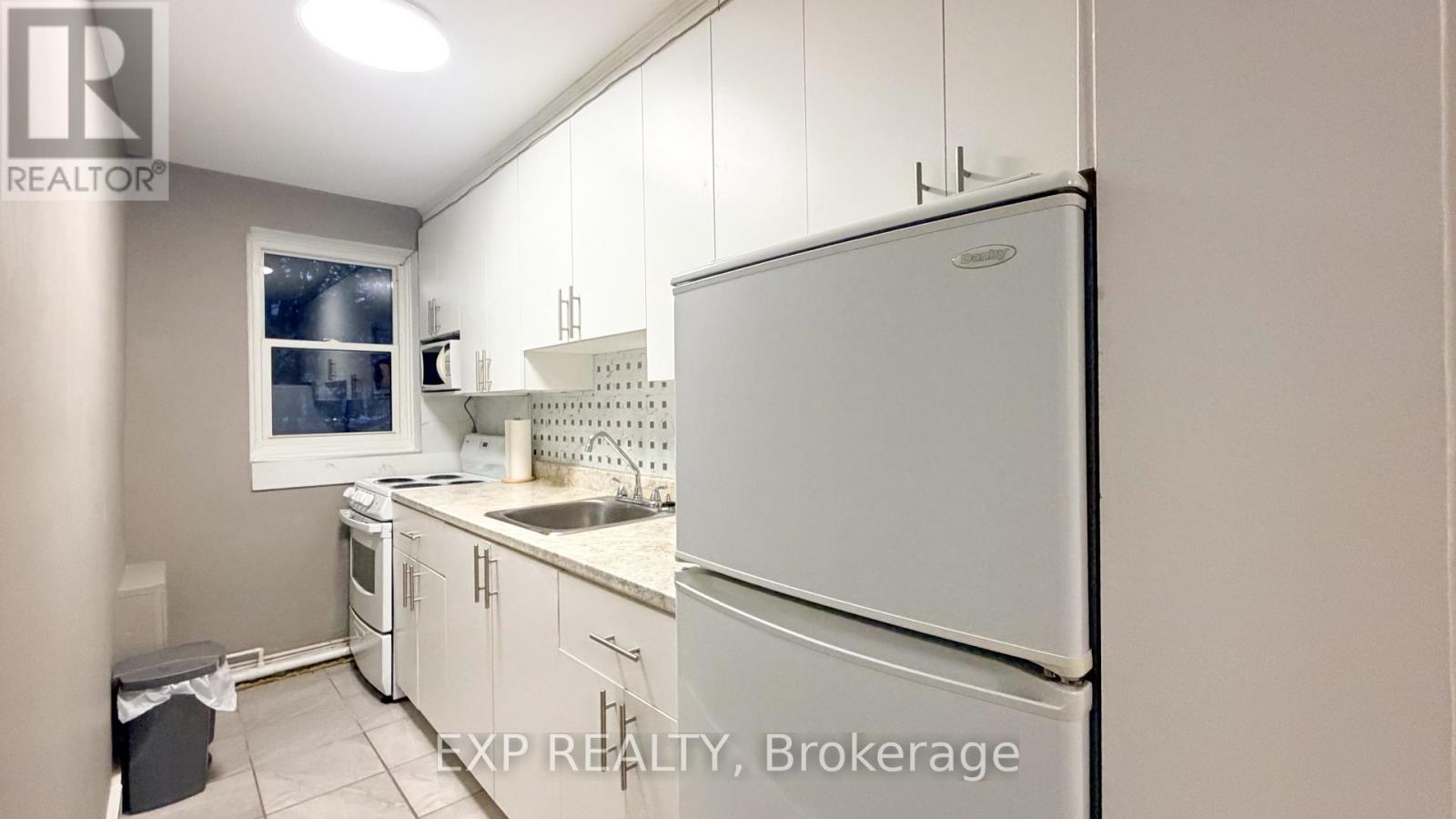 1 - 725 MELBOURNE AVENUE