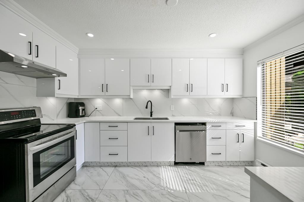 2 2998 MOUAT DRIVE