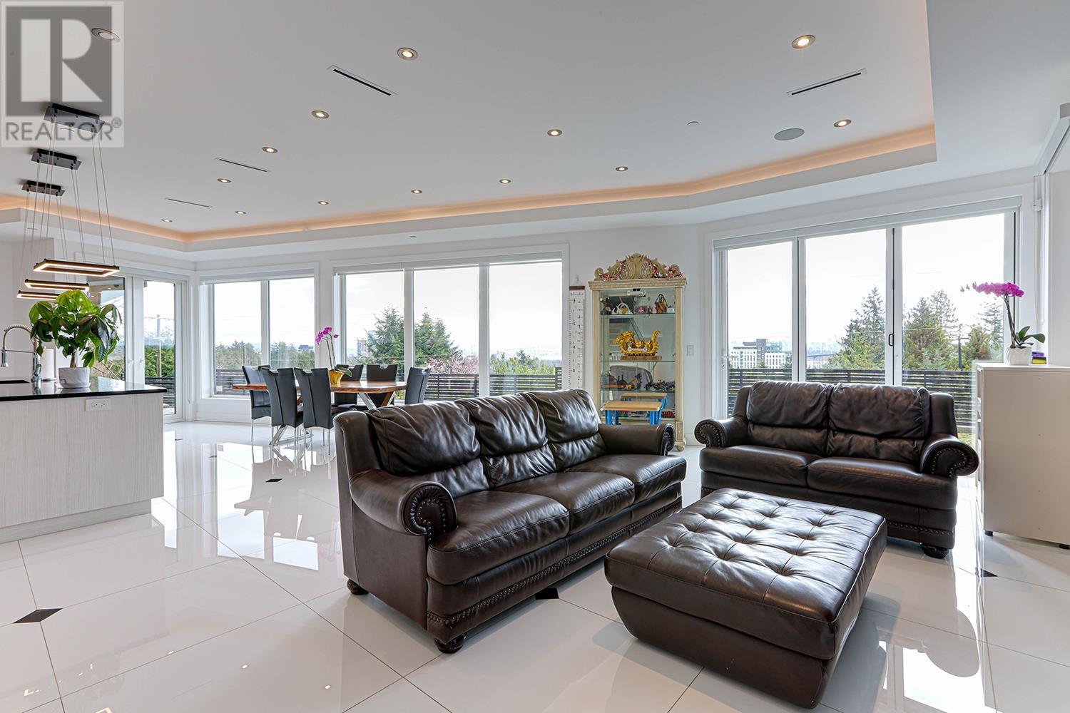 808 ESQUIMALT AVENUE