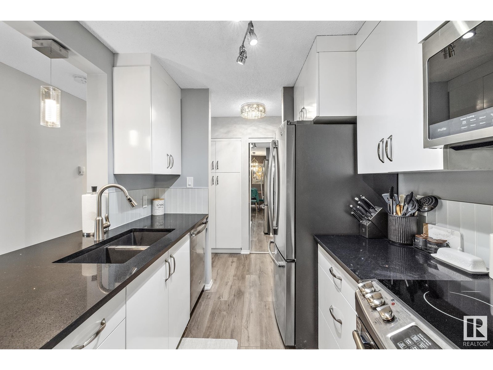#223 6720 158 AV NW