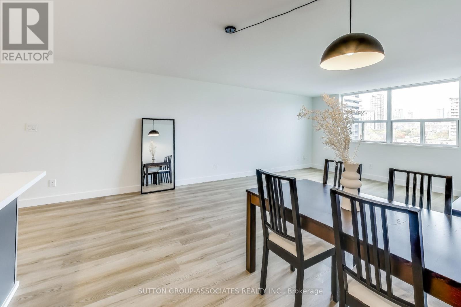 818 - 323 RICHMOND STREET E