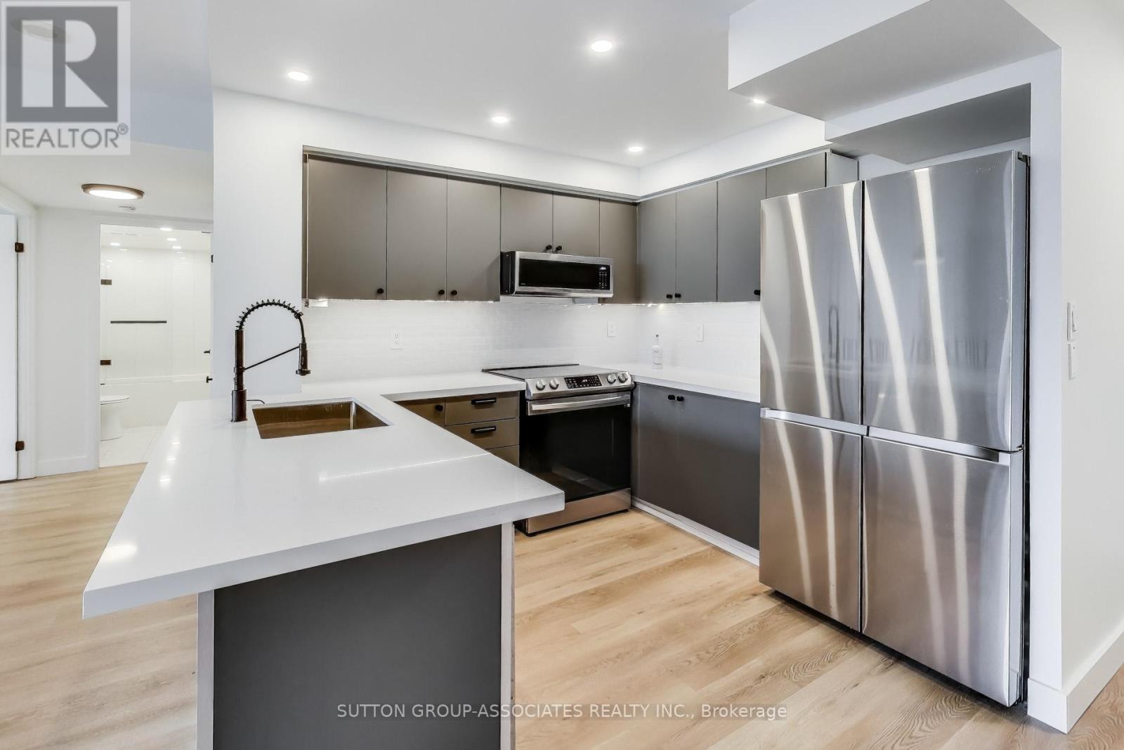 818 - 323 RICHMOND STREET E