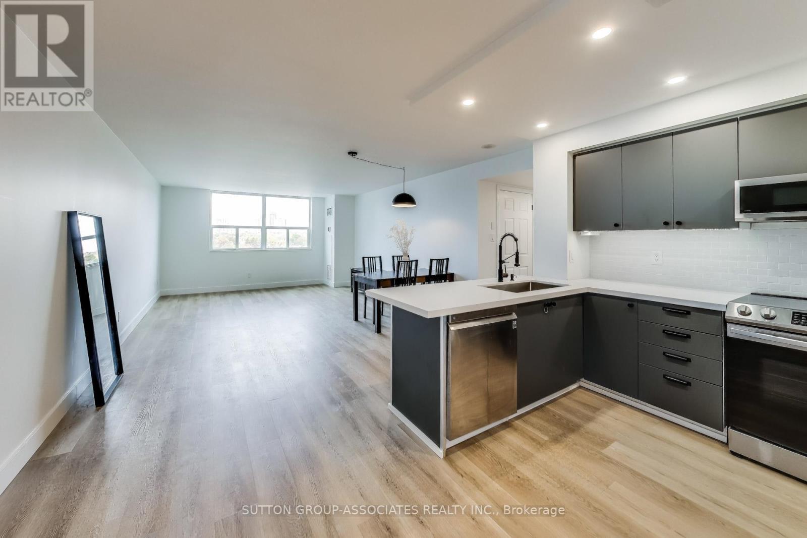 818 - 323 RICHMOND STREET E