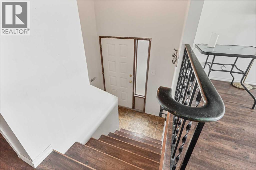 28 Cayuga Crescent W