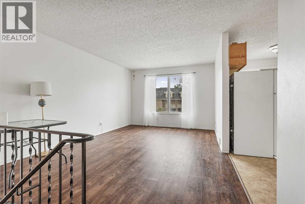 28 Cayuga Crescent W
