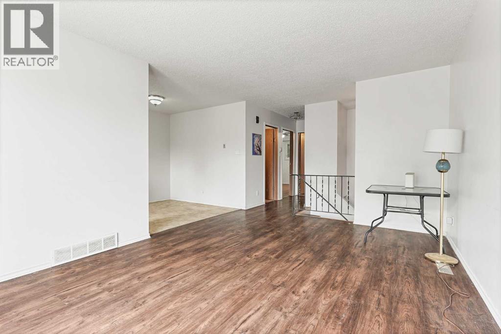 28 Cayuga Crescent W