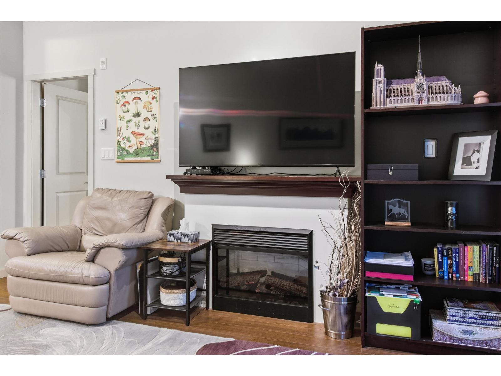 404 33338 E BOURQUIN CRESCENT