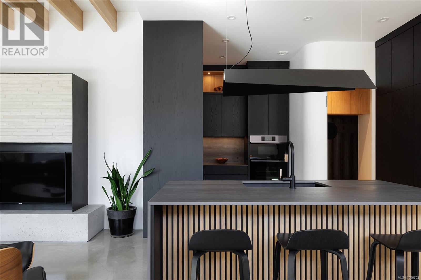 862 Somenos St