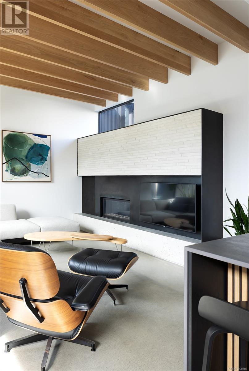 862 Somenos St