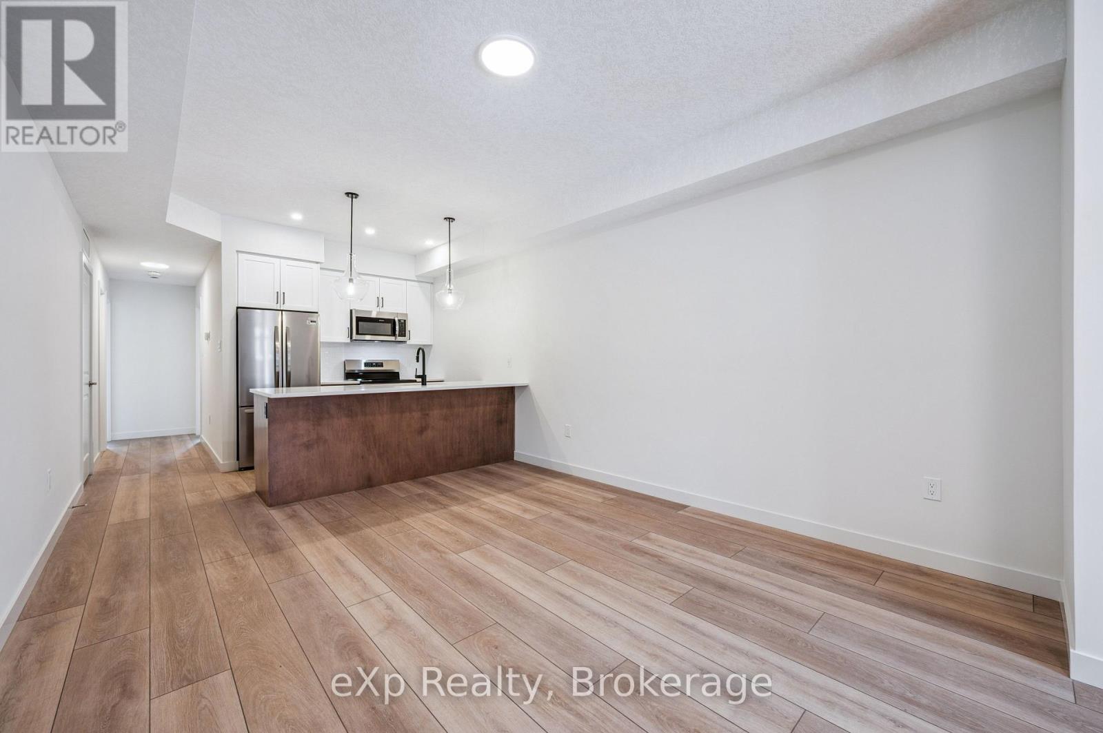 F186 - 824 WOOLWICH STREET