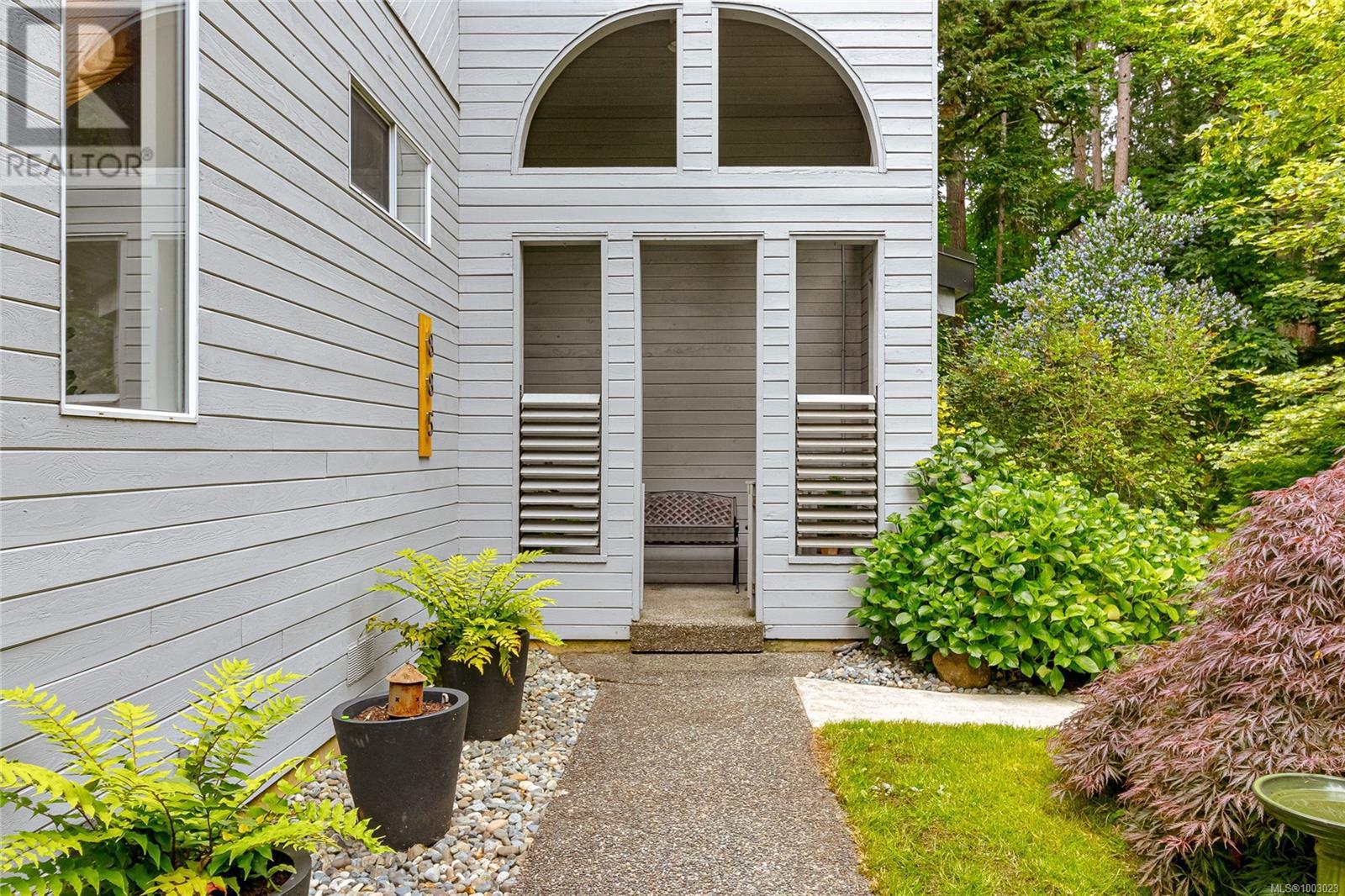 885 Falkirk Ave