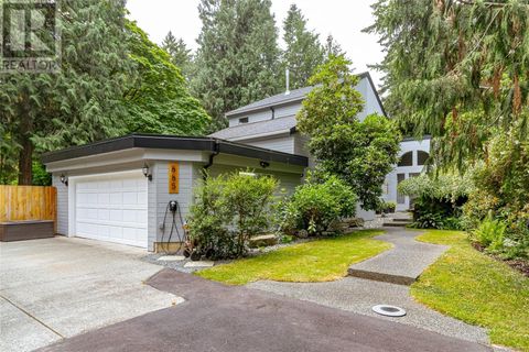 885 Falkirk Ave North Saanich BC V8L5G8