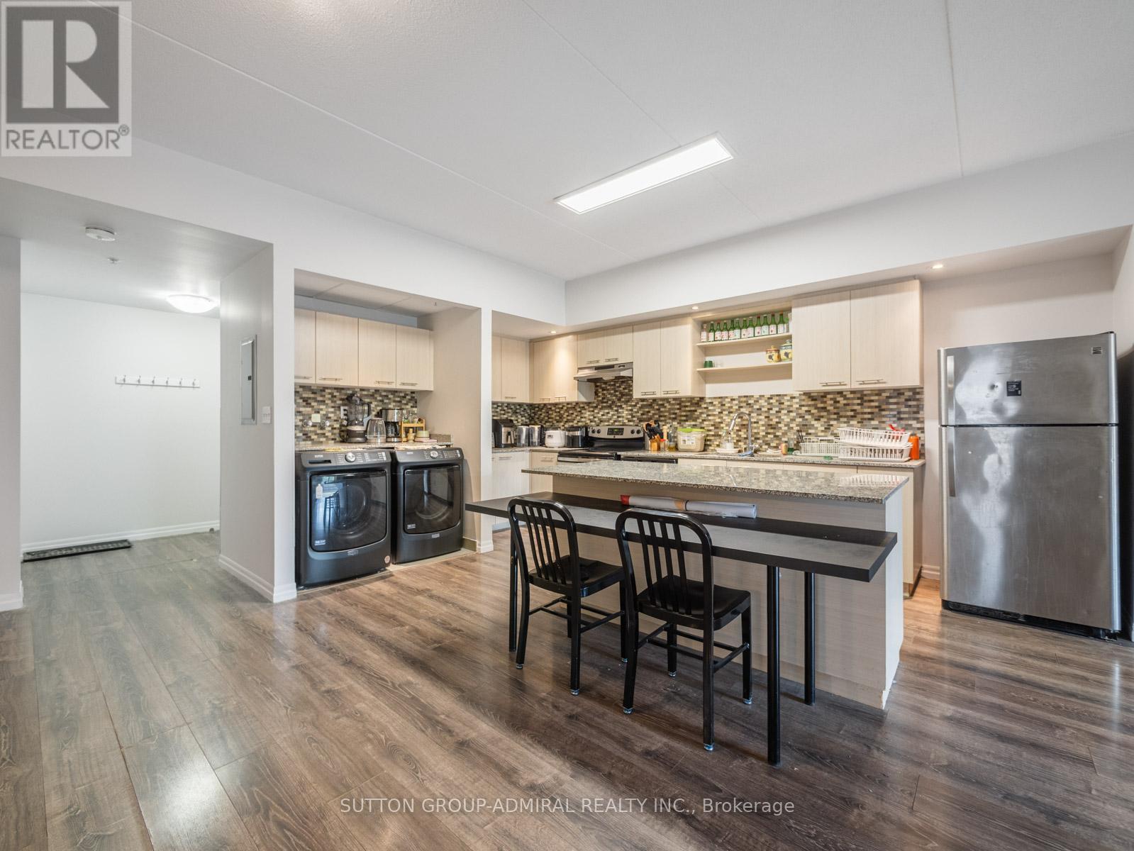 203 - 8 HICKORY STREET W
