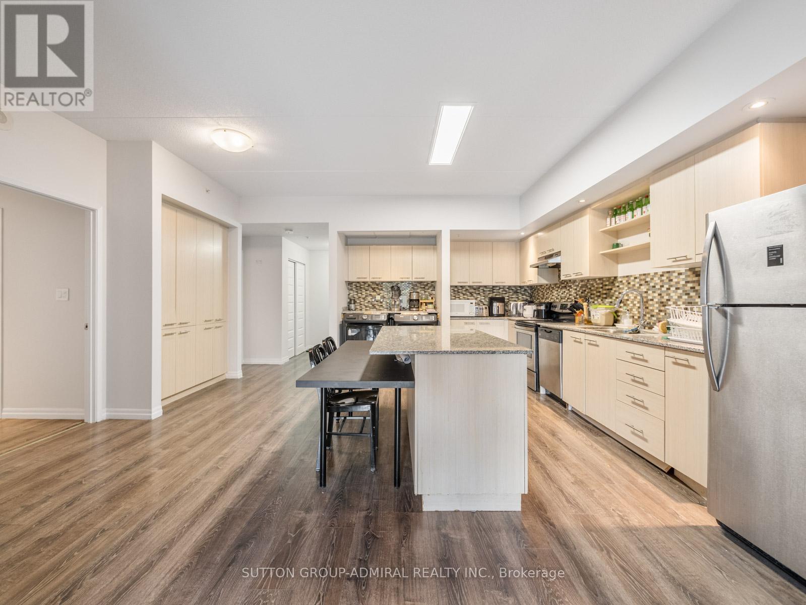 203 - 8 HICKORY STREET W