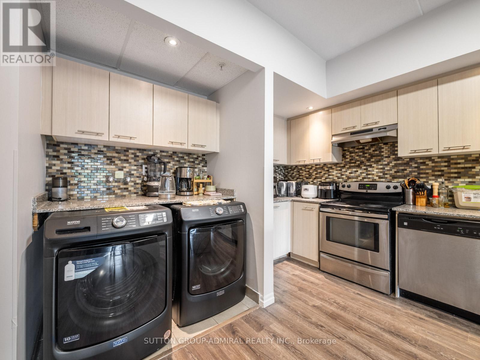 203 - 8 HICKORY STREET W