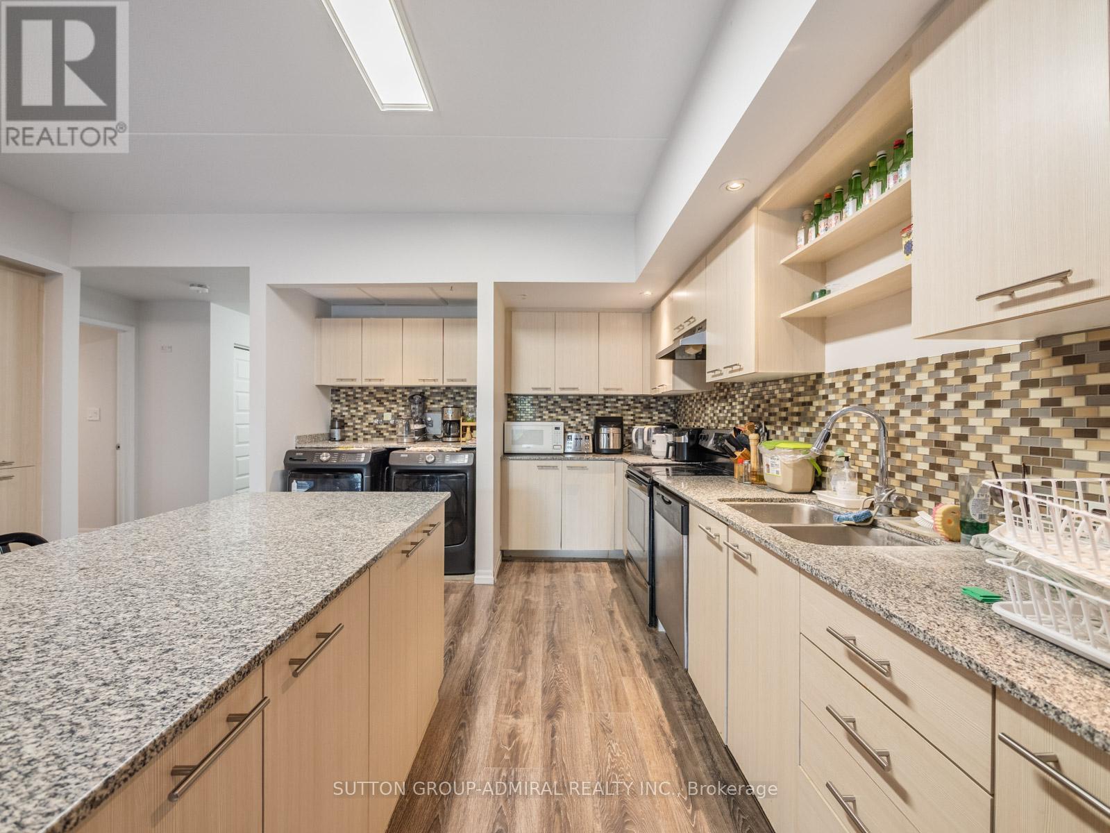 203 - 8 HICKORY STREET W