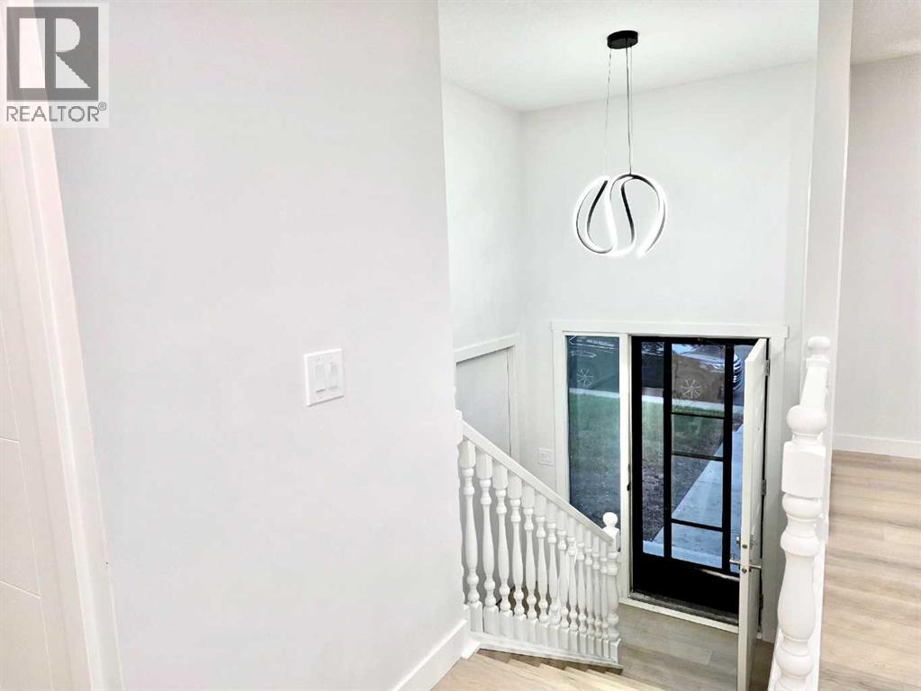 131 Whiteview Close NE