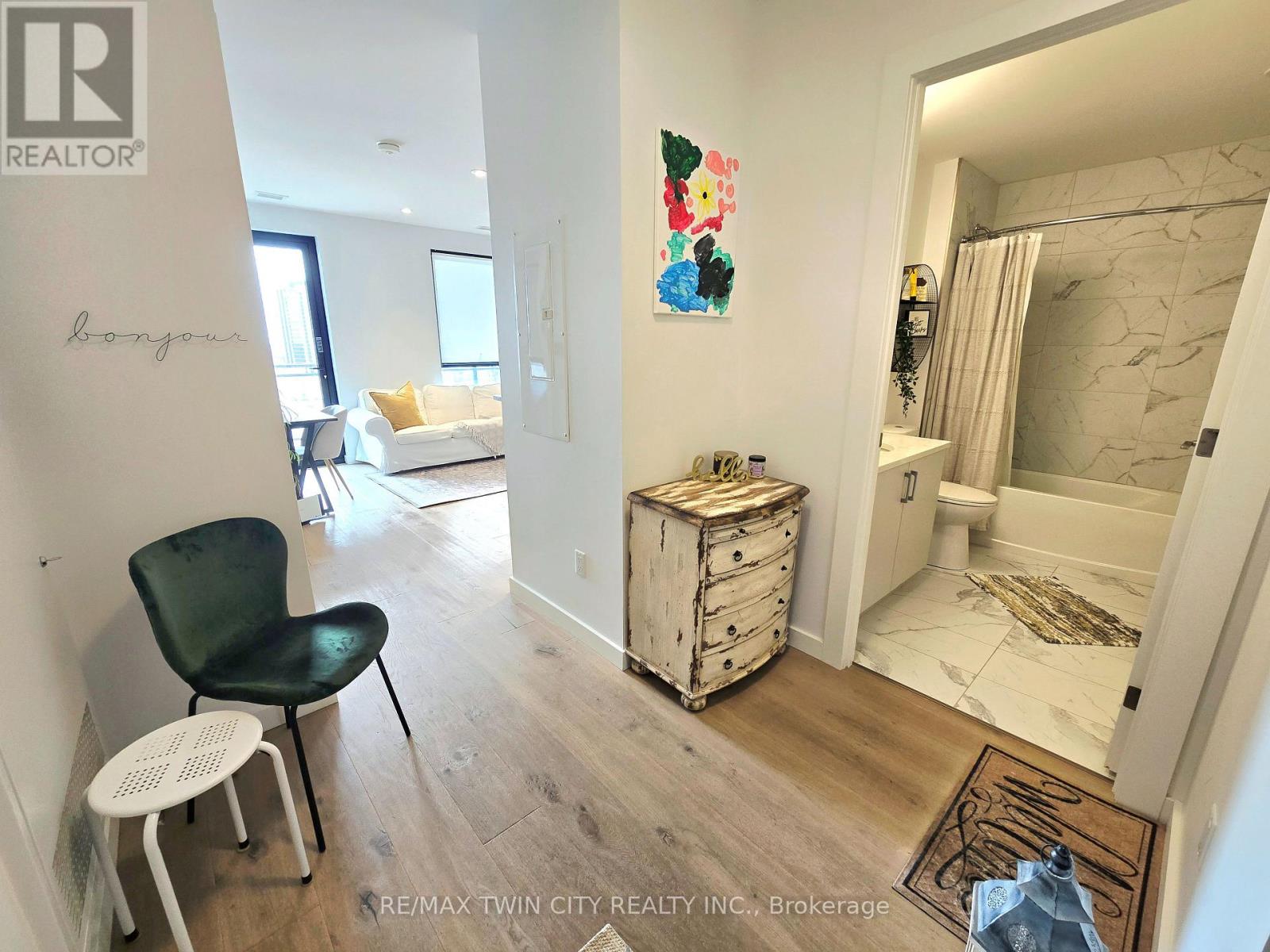 1812 - 181 KING STREET S