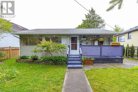 2636 Victor St Victoria BC V8R4E2