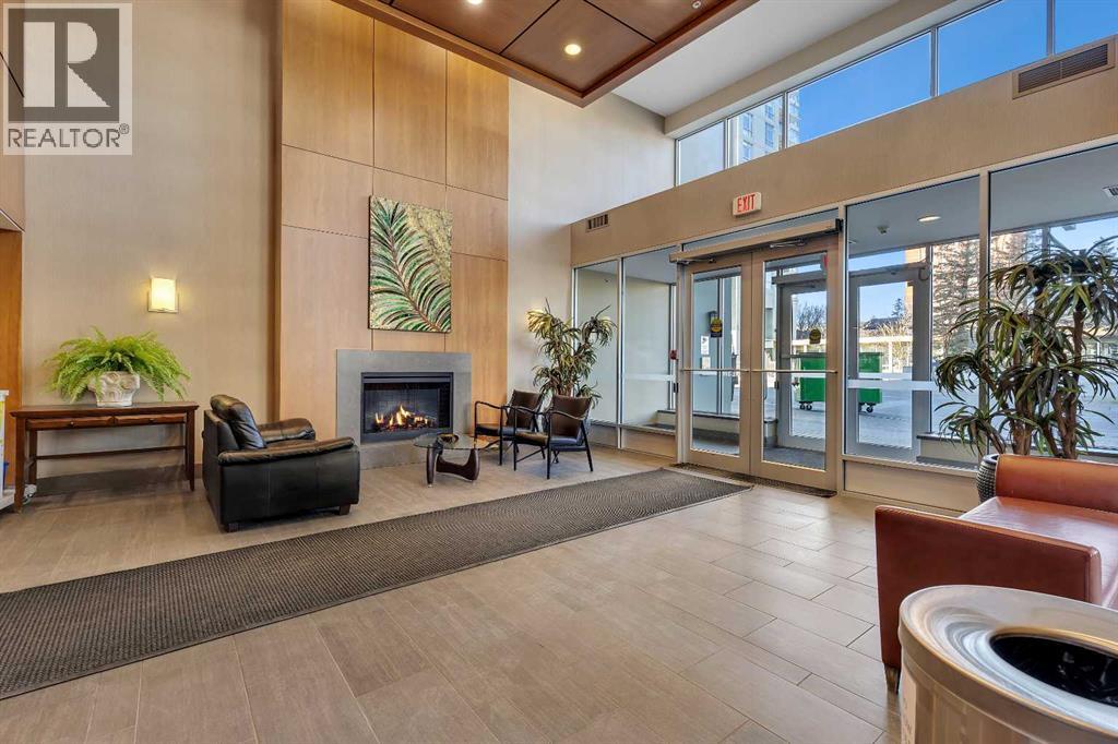 2004, 77 Spruce Place SW