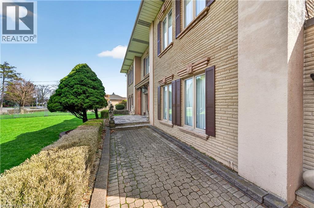 213 STONE CHURCH Road W