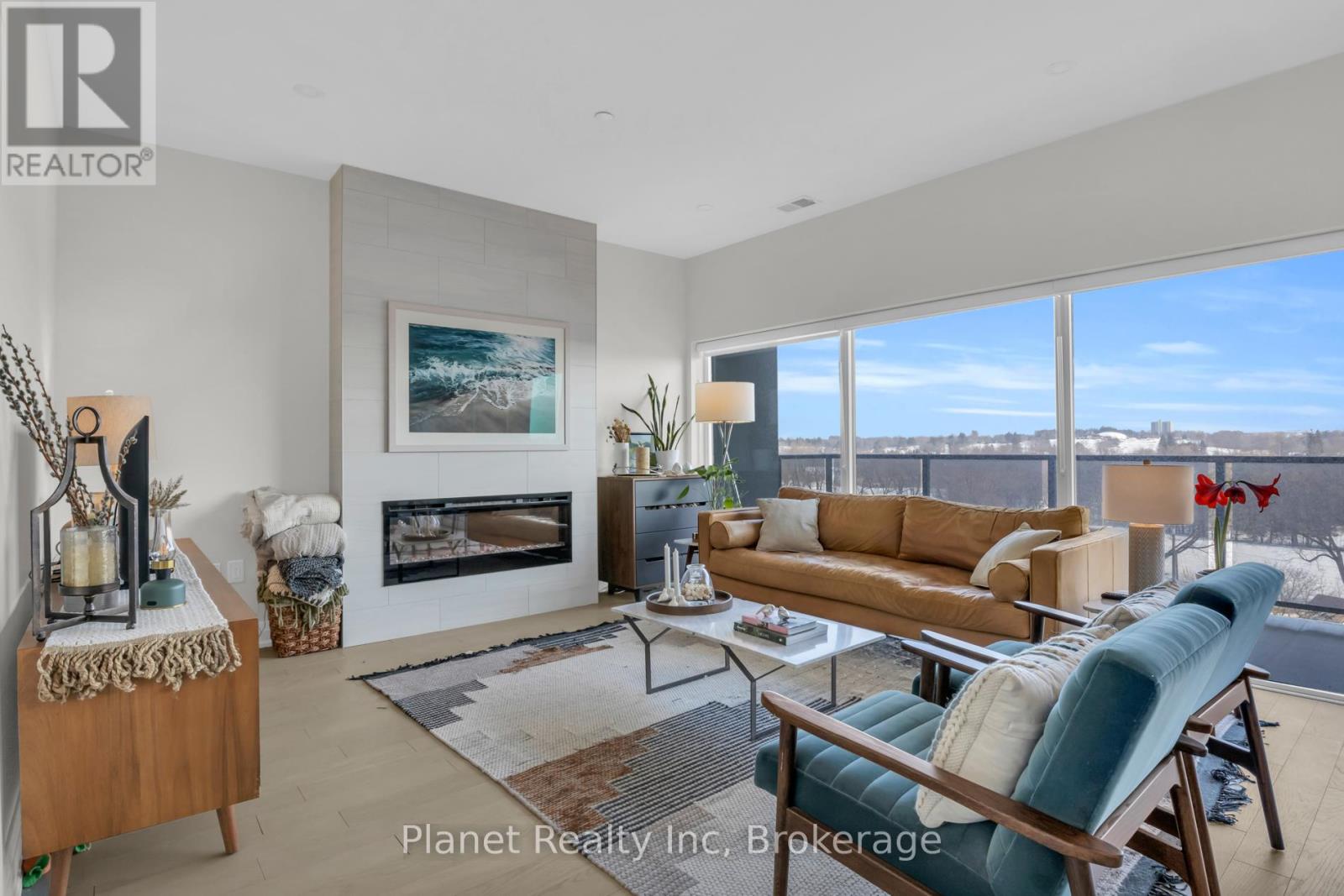 712 - 71 WYNDHAM STREET S