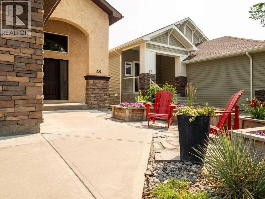 43 Riverine Lane W