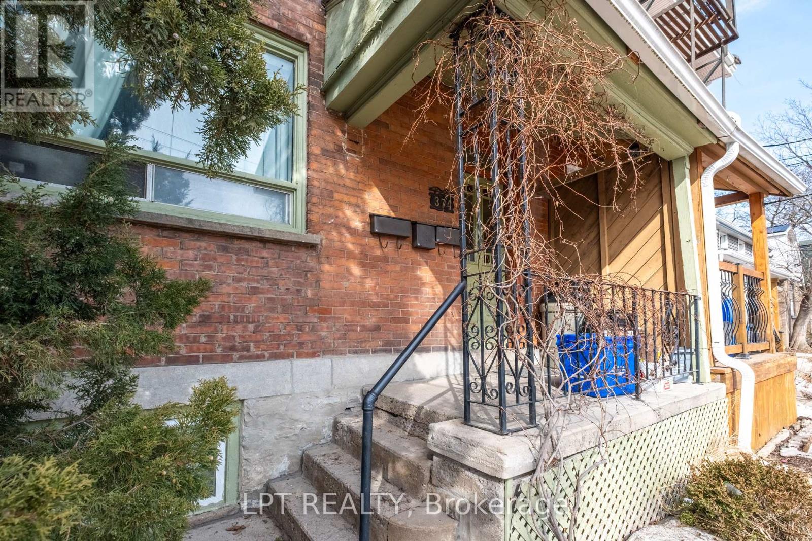 374 BARRIE STREET