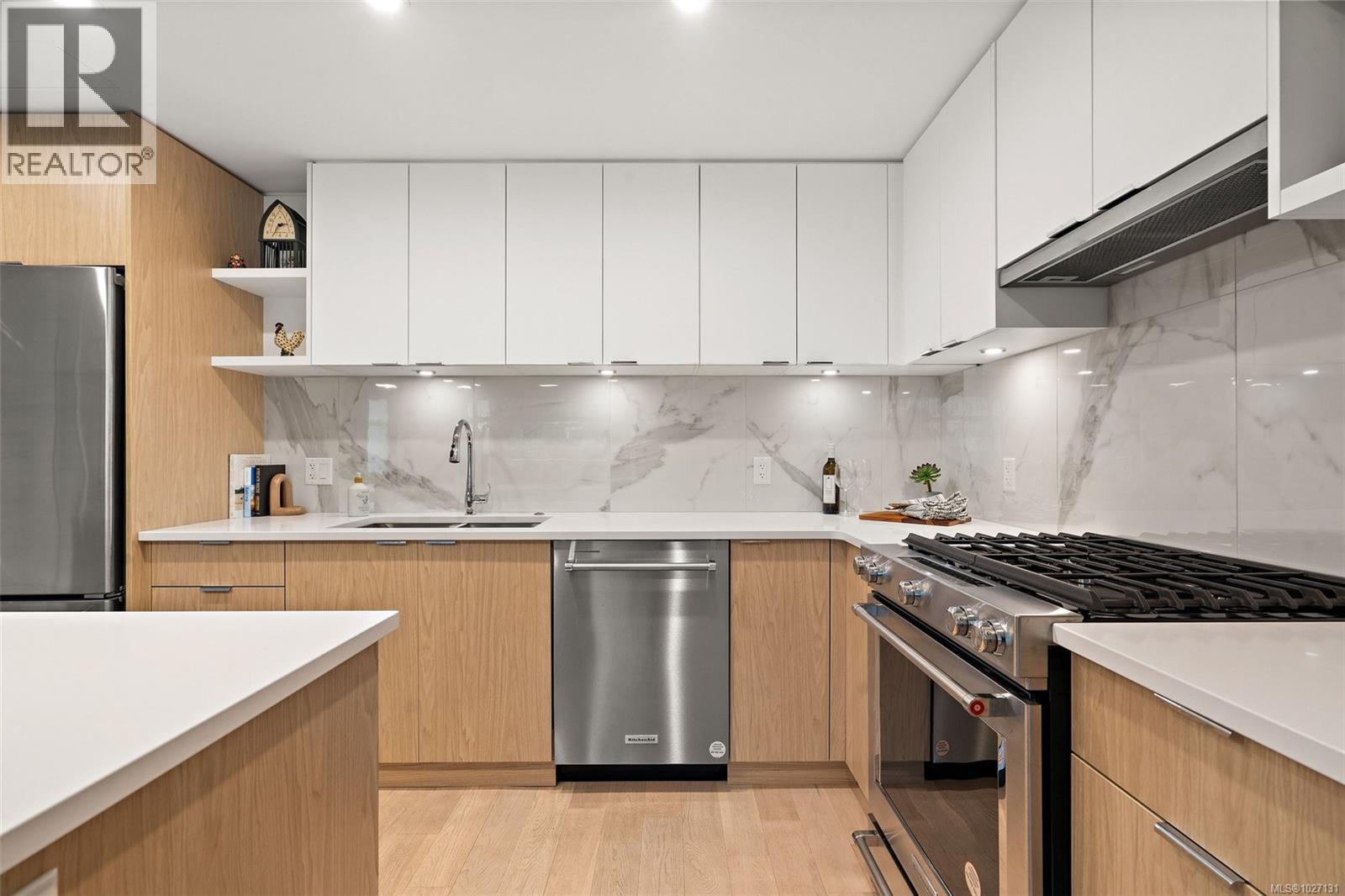 309 5120 Cordova Bay Rd