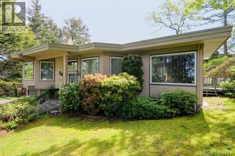 1055 Thistlewood Dr Saanich BC V8X4V7