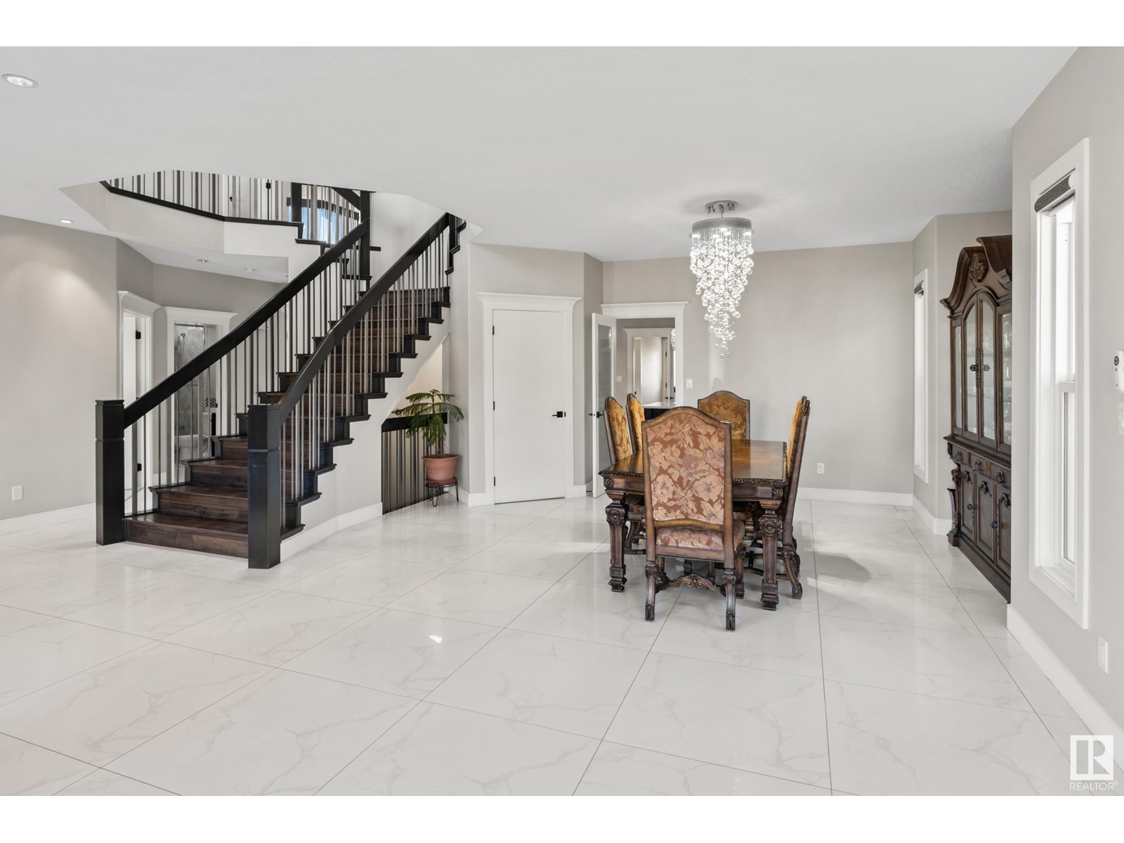 4535 26 AV NW
