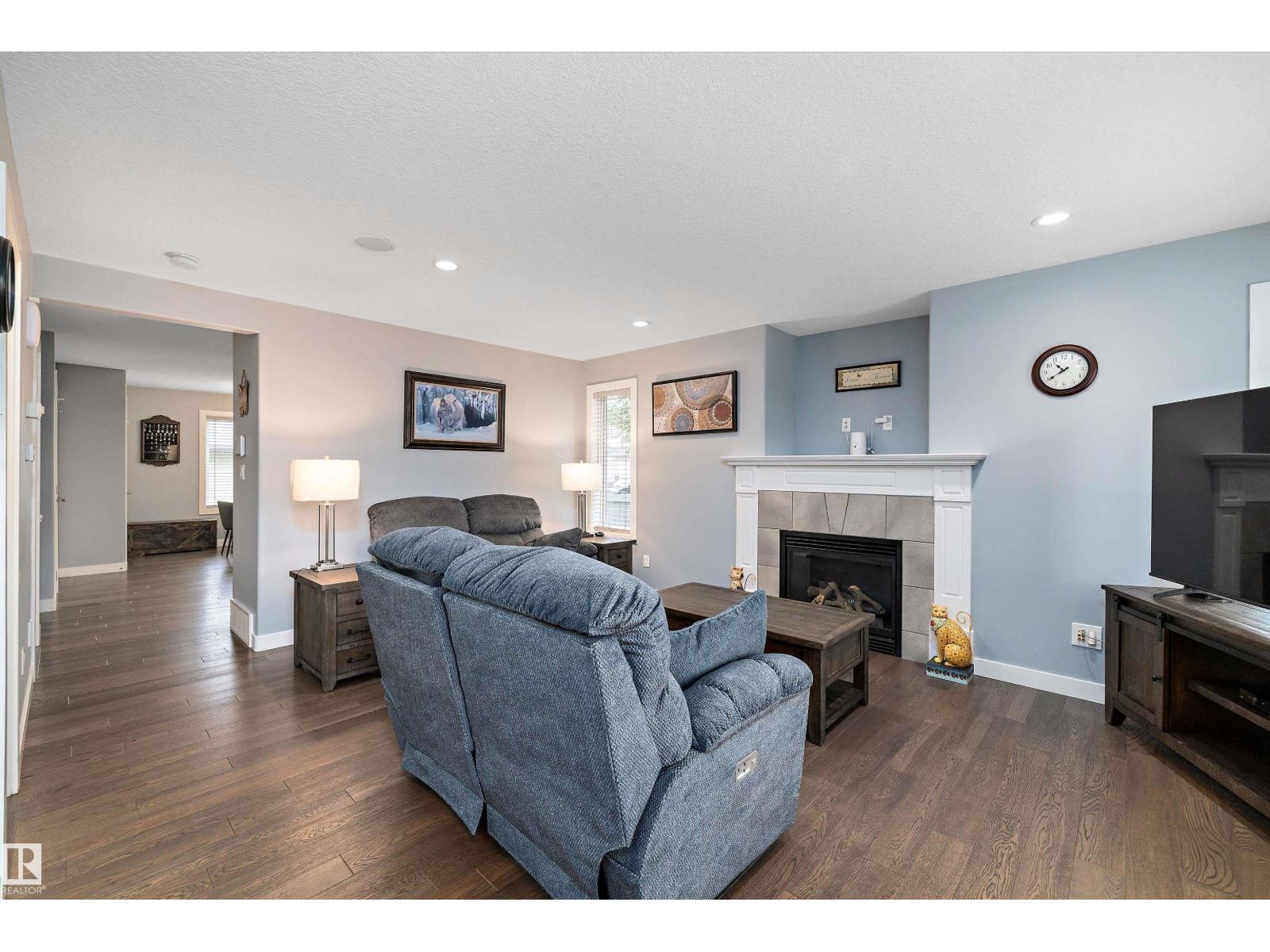2 Roseberry LN