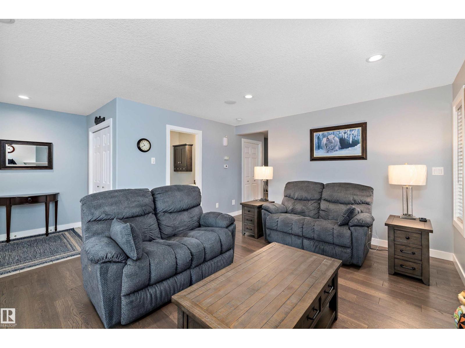 2 Roseberry LN