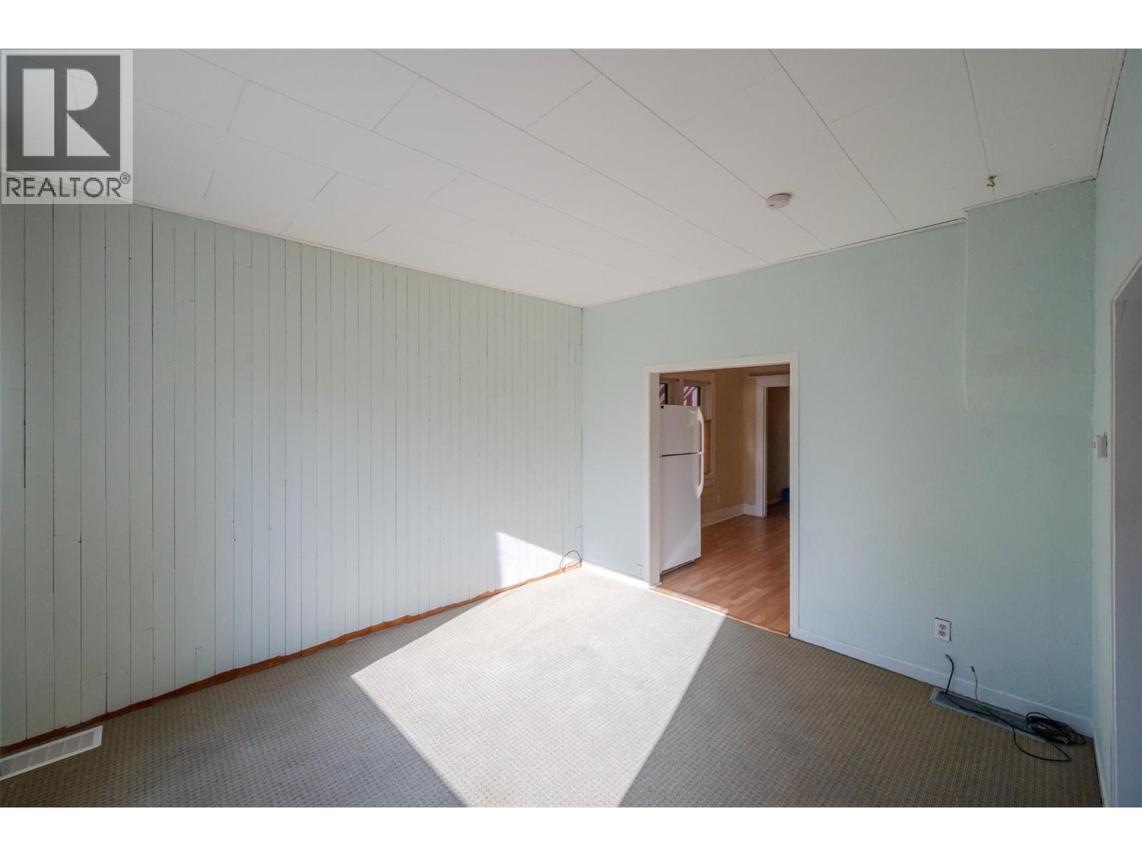 363 Nanaimo Avenue W