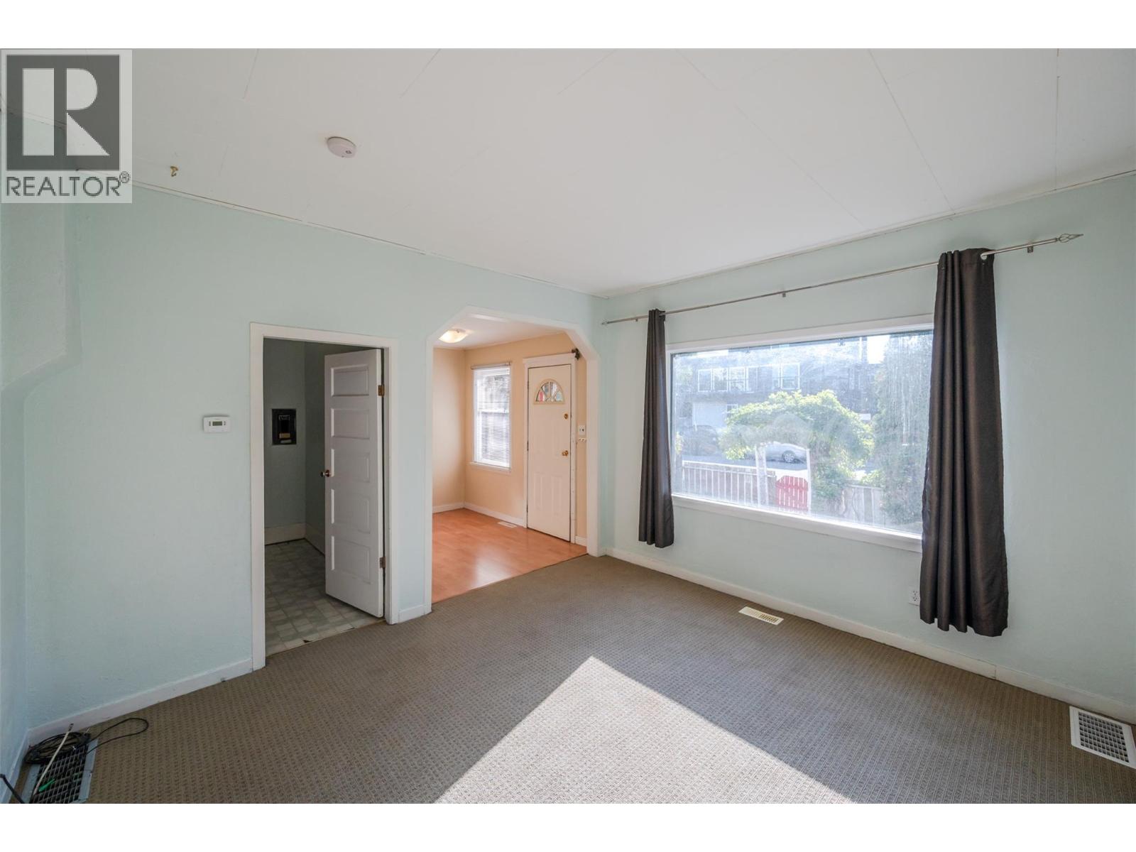 363 Nanaimo Avenue W