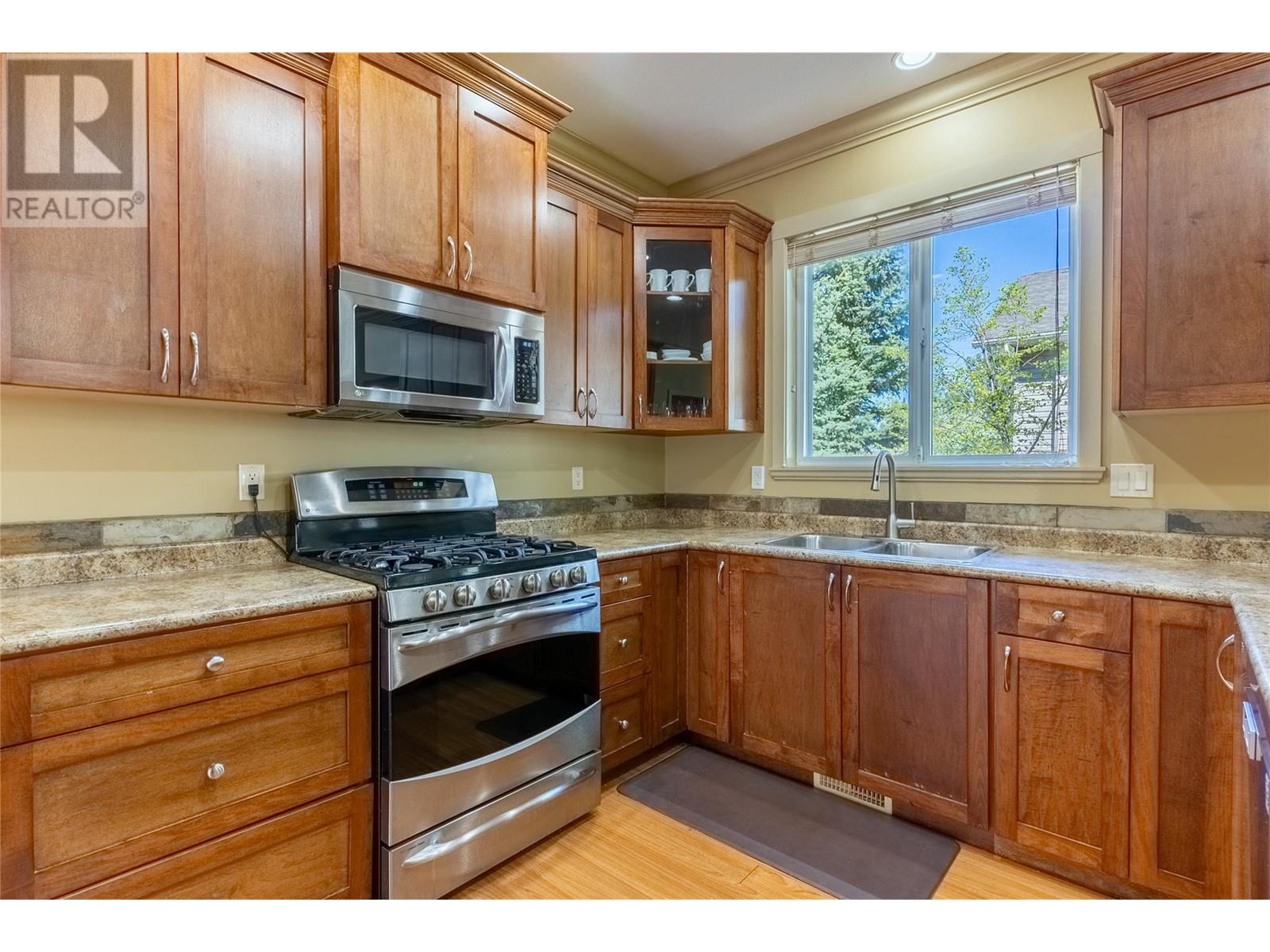 2046 ROBSON Place Unit# 12