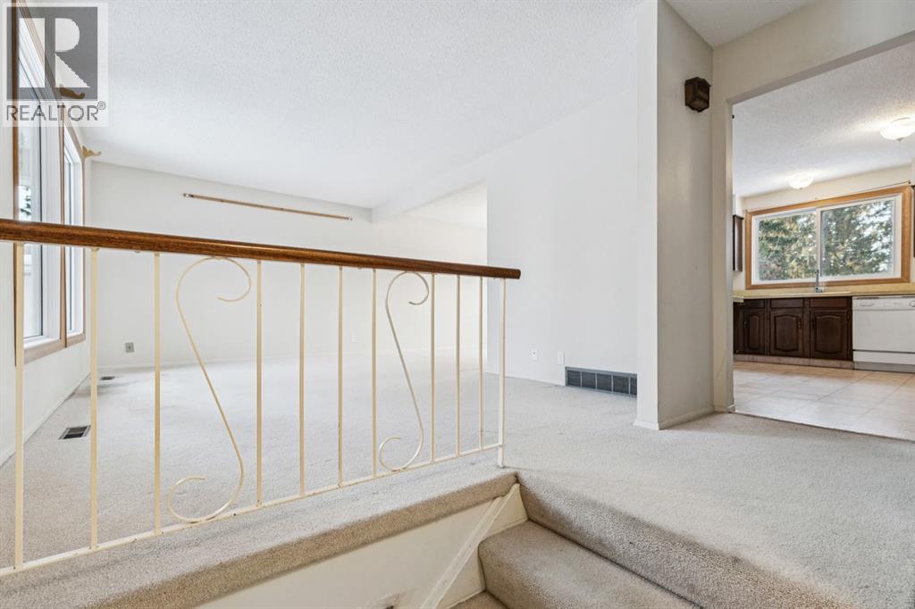 219 Silvercreek Close NW