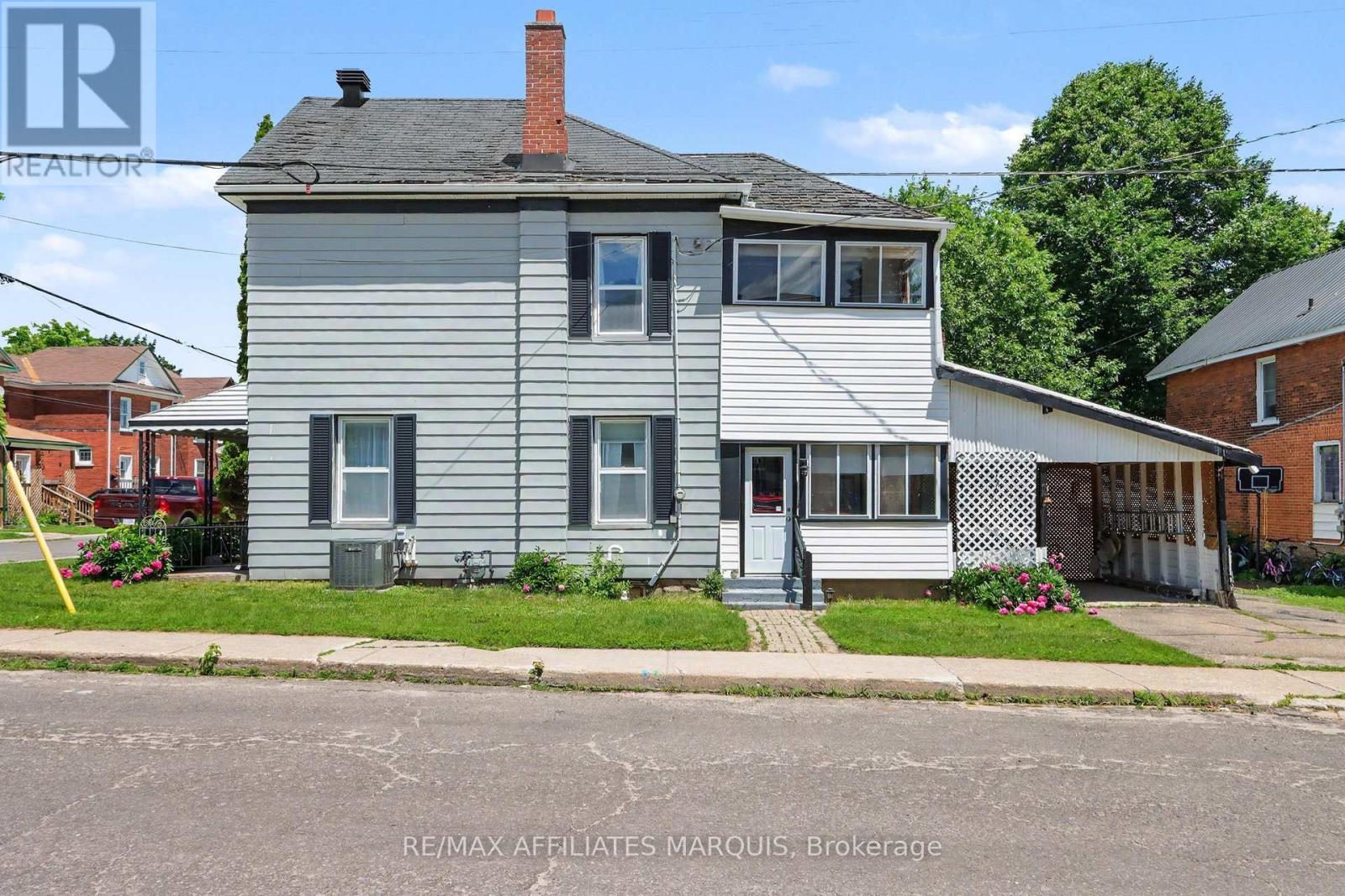 77 RUSSELL STREET E