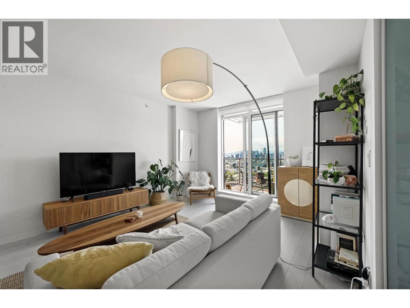 1911 285 E 10TH AVENUE