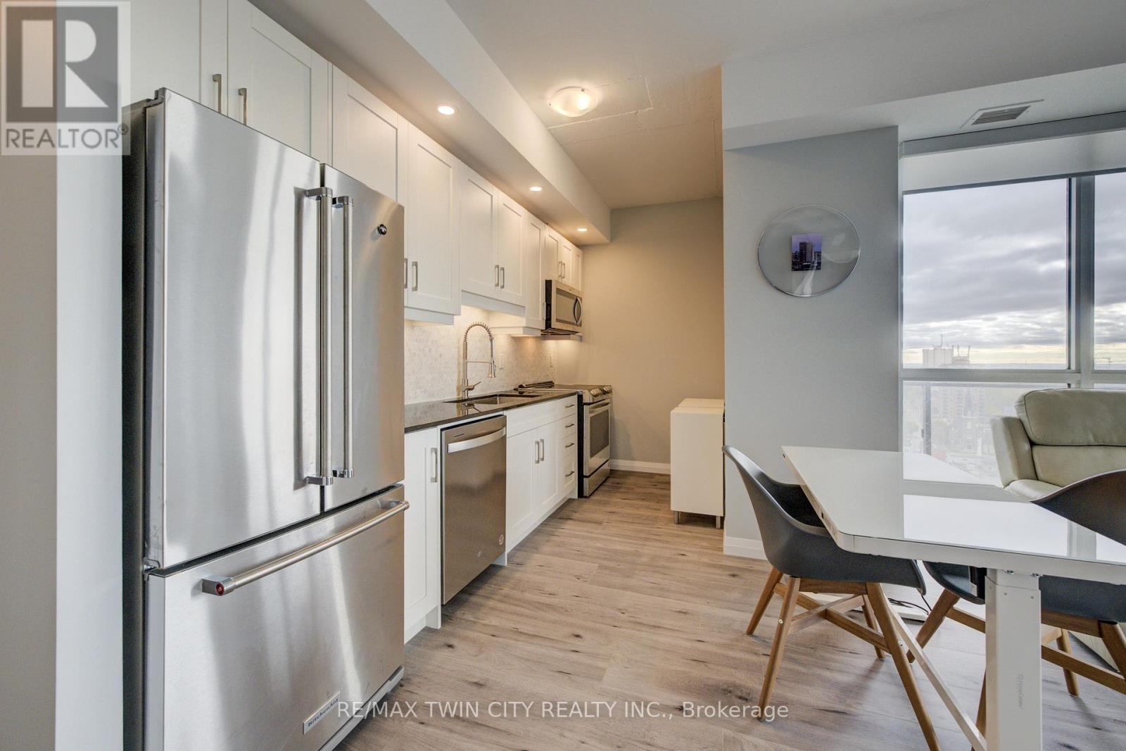 1805 - 60 CHARLES STREET W