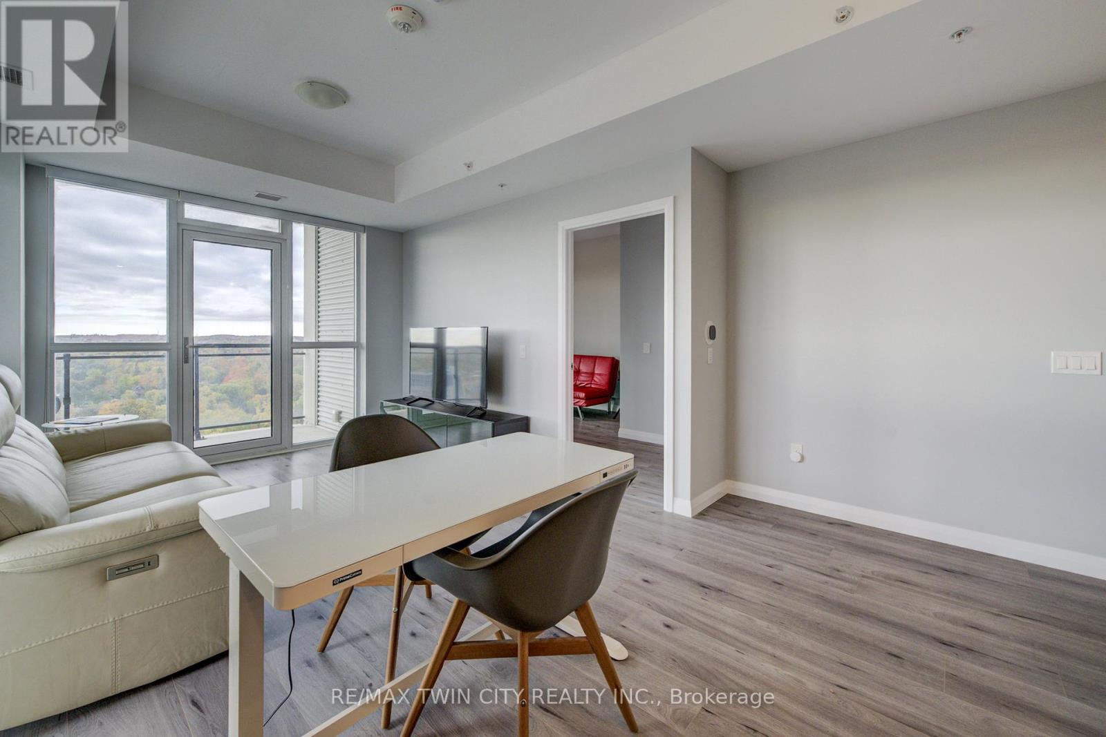 1805 - 60 CHARLES STREET W